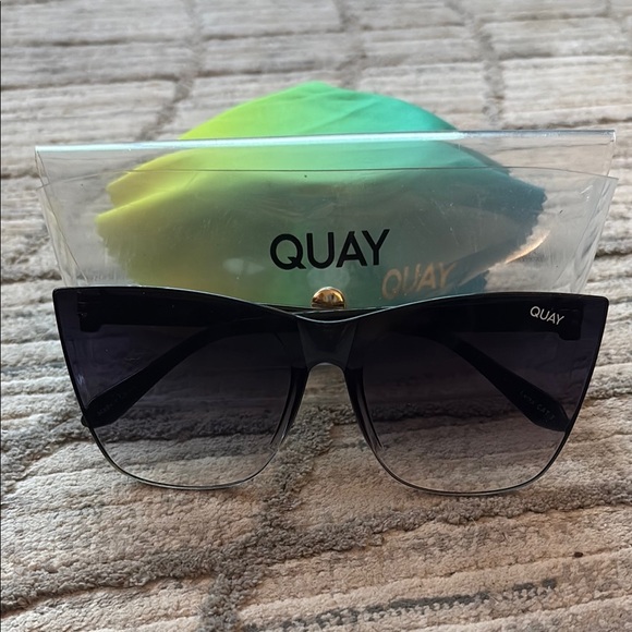 Quay Australia Black Sunglasses - Picture 1 of 9